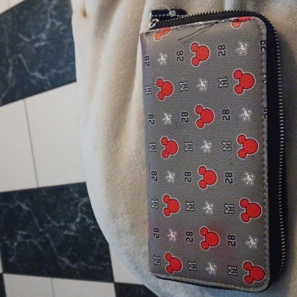 🆕🎁♥️MICKEY MOUSE WALLET - Picture 2 of 3
